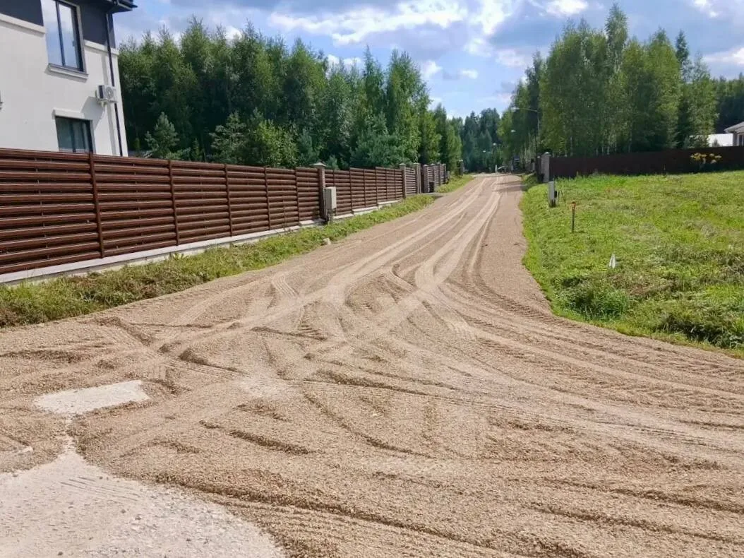 Отсыпанная щебнем дорога между участками в Шелково Форест