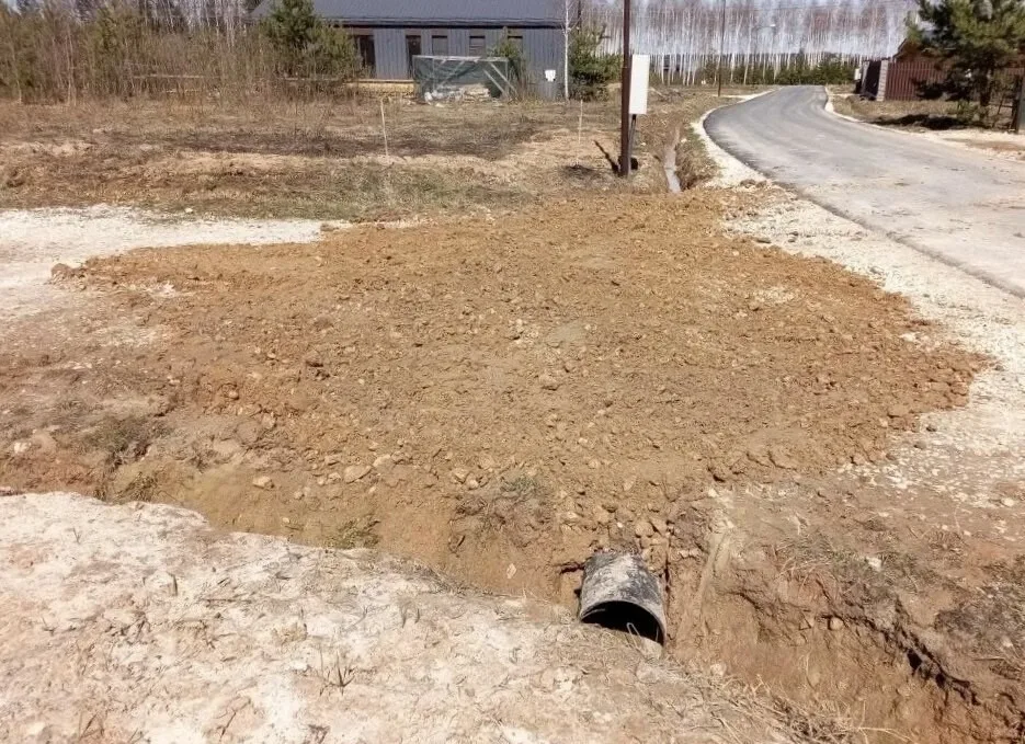 Выход переливной трубы под грунтовой насыпью в Шелково
