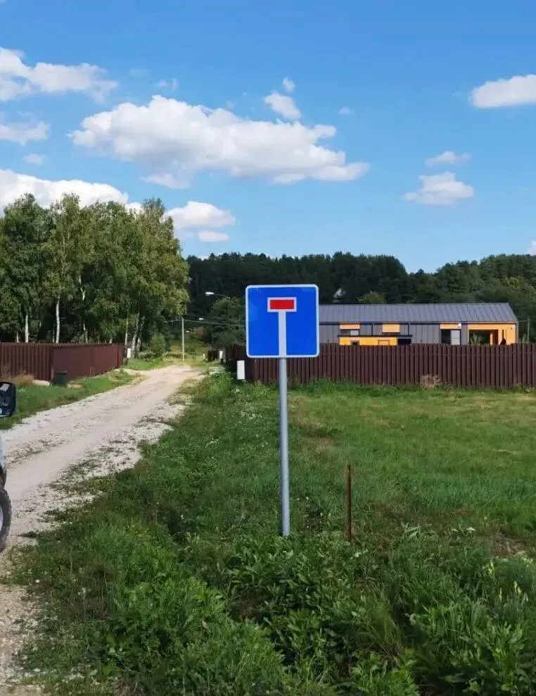 Дорожный знак «Тупик» у грунтовой дороги в Шелково Ривер